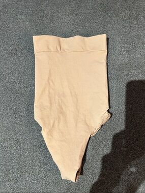 SKIMS- NEW, never worn- Seamless Nude High Waisted Tummy Tuck Thong- SMALL